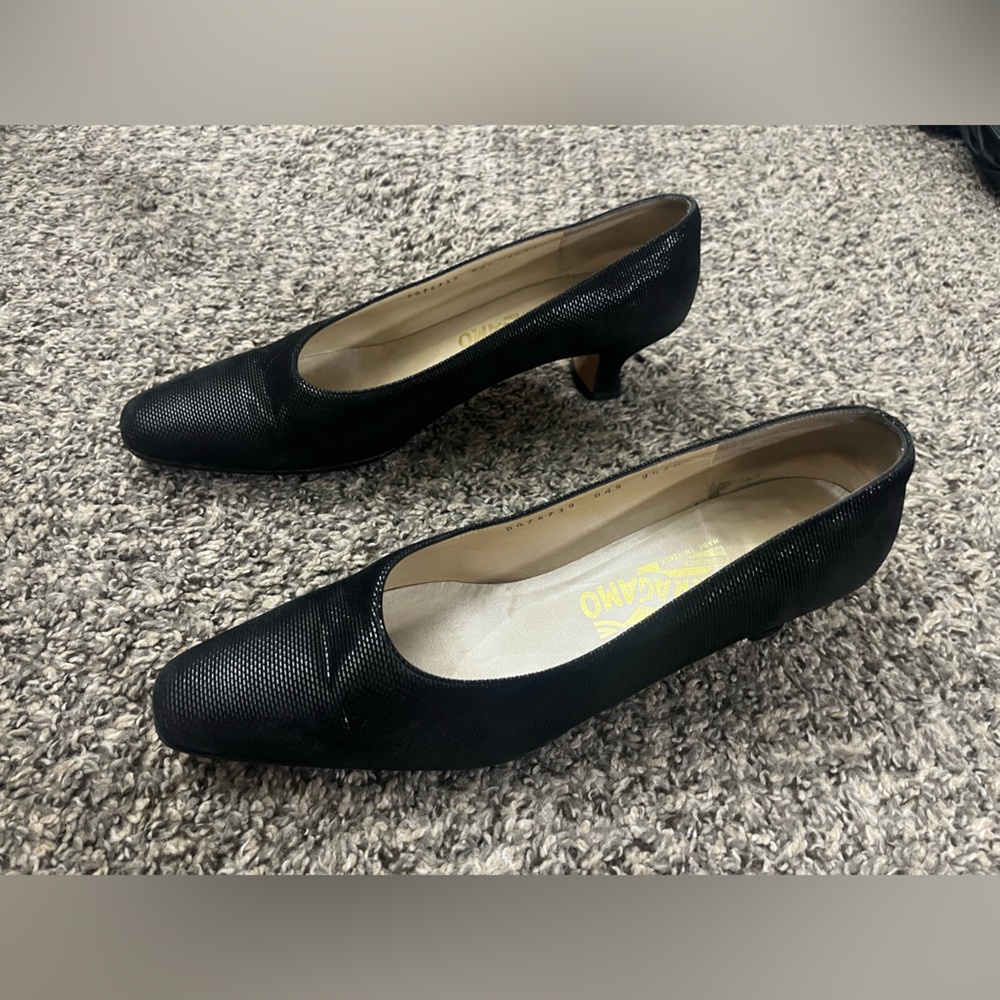 Ferragamo black pump heels textured 9.5